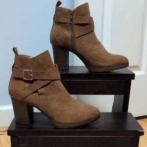 Style & Co Zahara Brown FauxSuede Ankle Boots Cross Strap Sz 9.5-10 New w/Defect